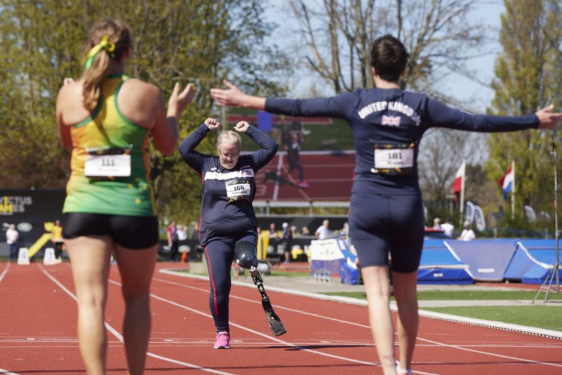 Lisa Johnston finishing her race
